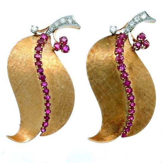 Retro Period Double Clips In Yellow Gold With Rubies 1