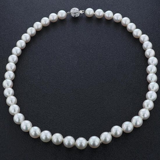 Necklace of 9 mm High Luster Akoya Cultured pearls